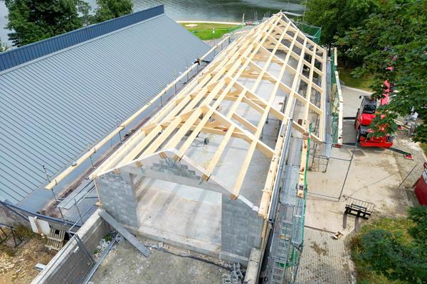 Réalisation de la charpente du hangar à bateaux ©Roofland