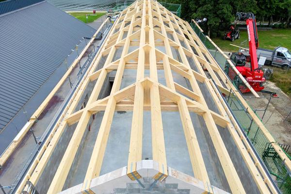 Réalisation de la charpente du hangar à bateaux ©Roofland